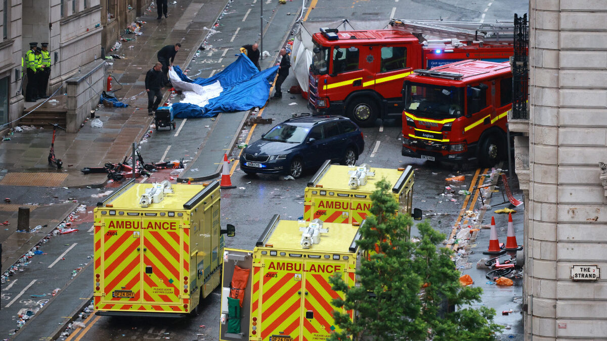 Auto embiste a multitud en festejo masivo del Liverpool