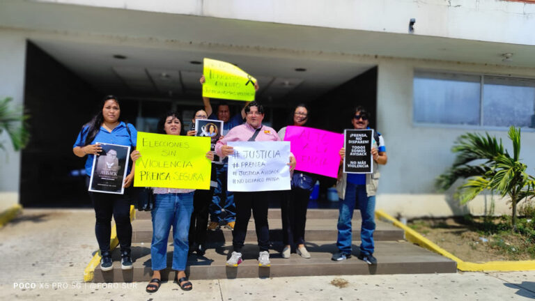 Periodistas se manifiestan en Coatzacoalcos por asesinat0 de la fotógrafa Avisack Douglas