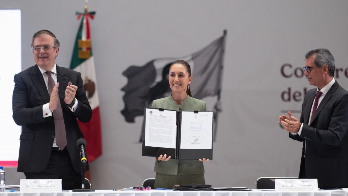 Sheinbaum firma acuerdo con tiendas para aumentar la venta de productos hechos en México