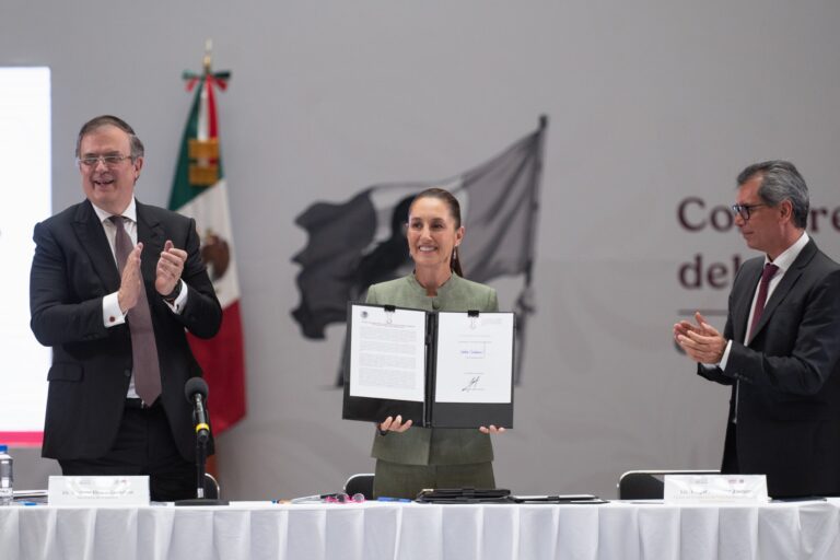 Sheinbaum firma acuerdo con tiendas para aumentar la venta de productos hechos en México