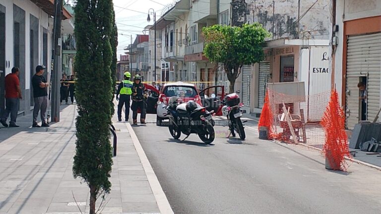 Conato de incendio en taxi de Orizaba genera movilización de grupos de auxilio