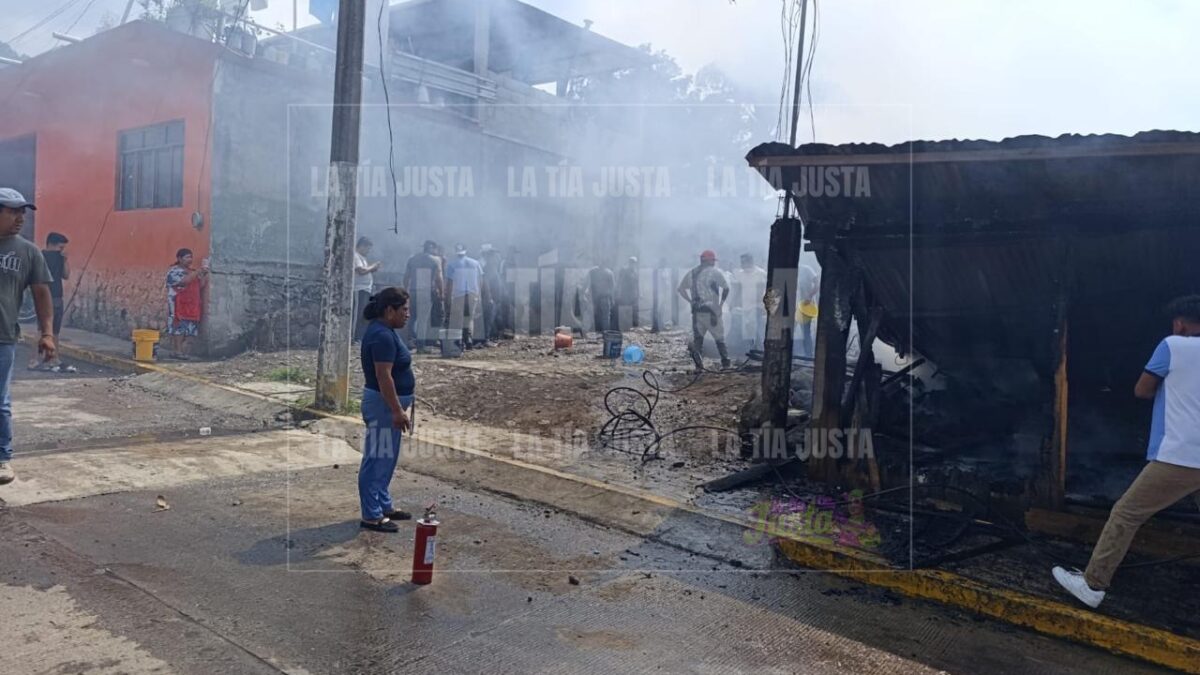 Incendio reduce a cenizas vivienda en La Perla