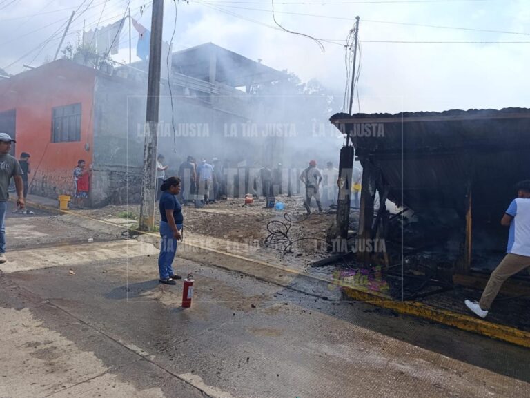 Incendio reduce a cenizas vivienda en La Perla