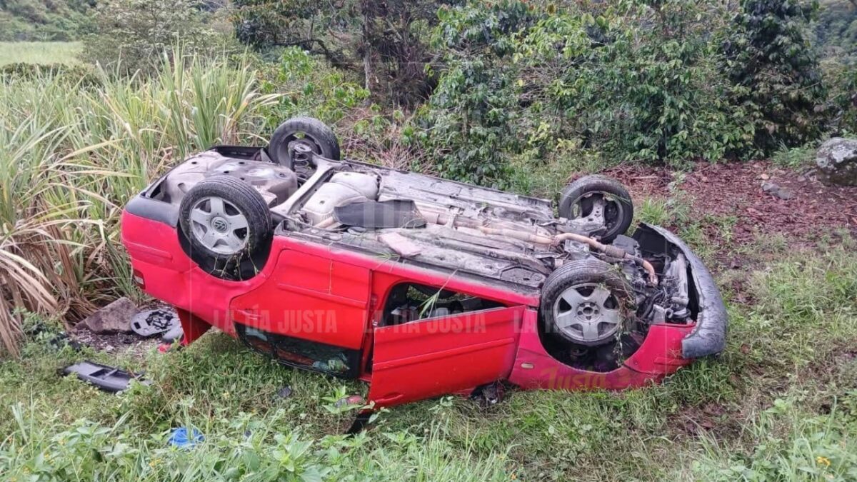 Vuelca Automóvil en la Fortín-Huatusco