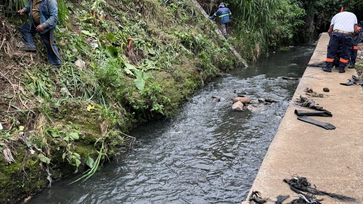 Realizan limpieza del arroyo “Quitacalzones” en la colonia Lázaro Cárdenas