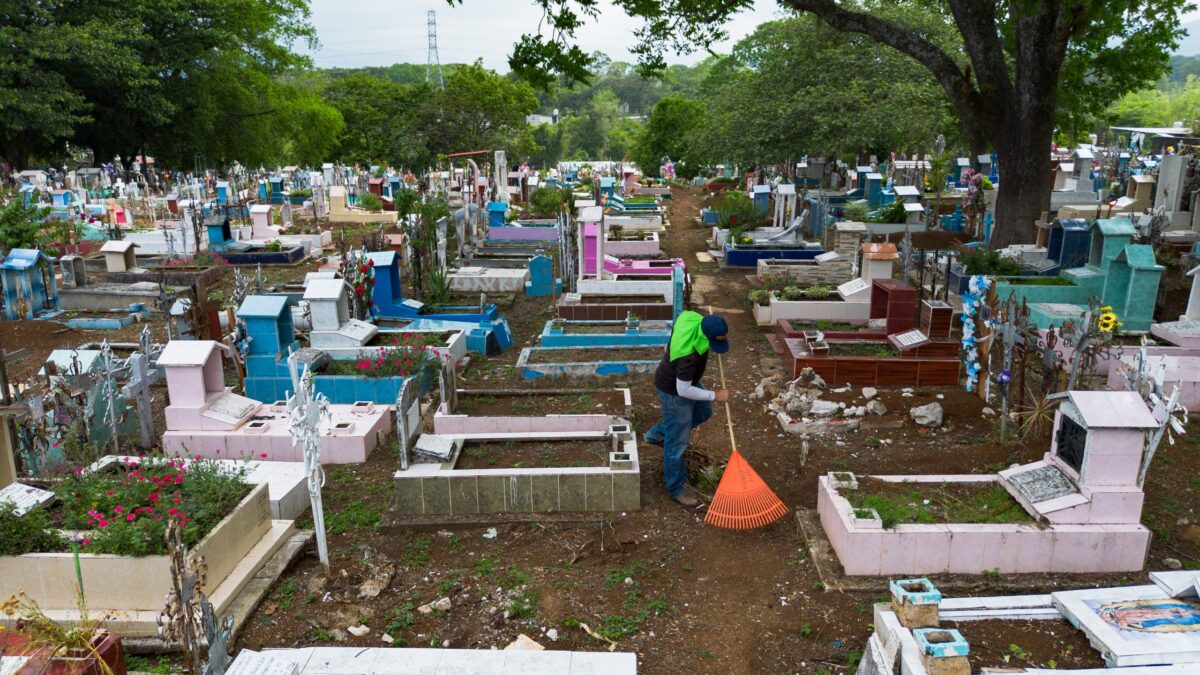 Intensifican jornadas de limpieza en cementerios municipales