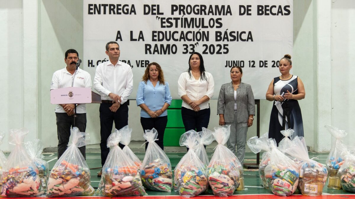 Benefician a 400 alumnos con becas “Estímulos a la Educación Básica, Ramo 33”