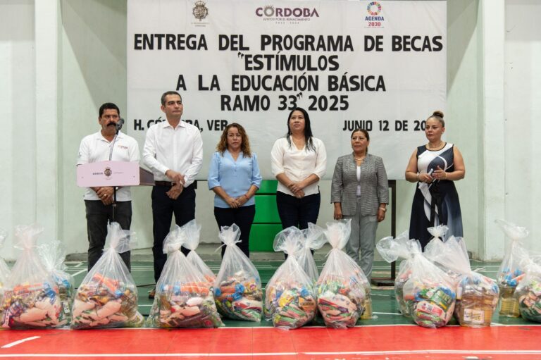 Benefician a 400 alumnos con becas “Estímulos a la Educación Básica, Ramo 33”