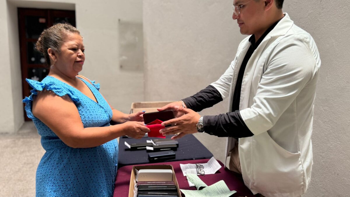 Cordobeses beneficiados reciben lentes en quinta brigada de salud visual