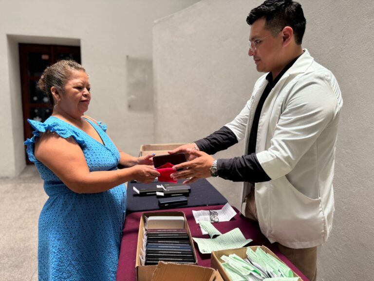 Cordobeses beneficiados reciben lentes en quinta brigada de salud visual