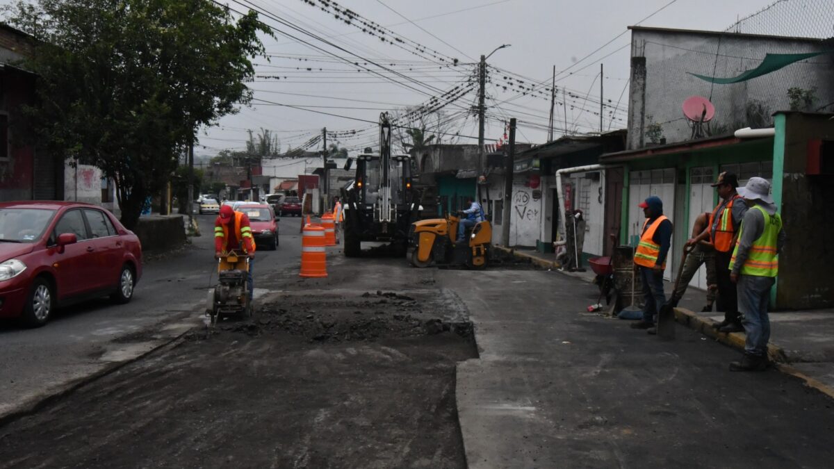 Avanzan trabajos de bacheo de concreto hidráulico y asfalto en la ciudad
