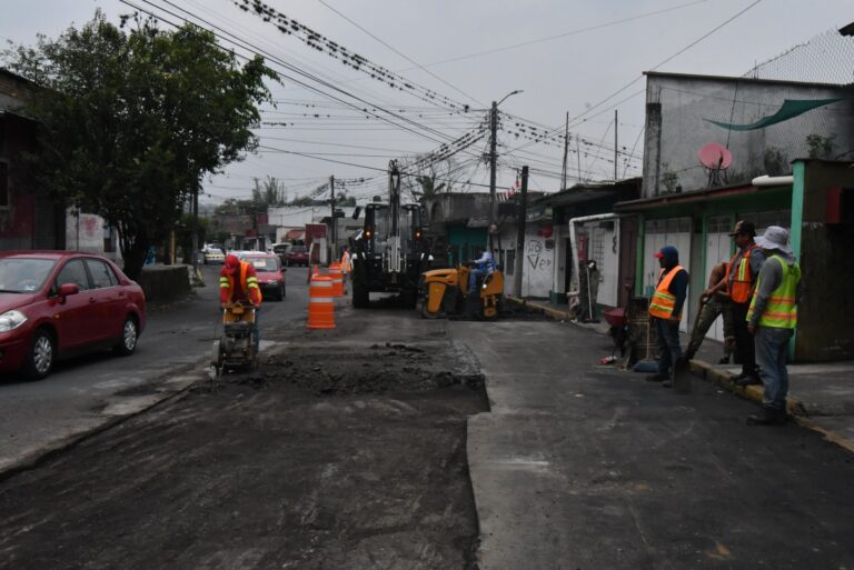 Avanzan trabajos de bacheo de concreto hidráulico y asfalto en la ciudad