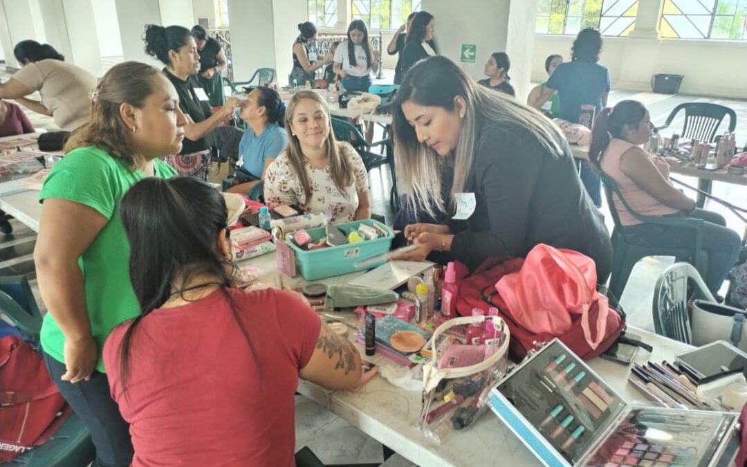 Cordobesas aprenden maquillaje y peinados con cursos de IMMUJER