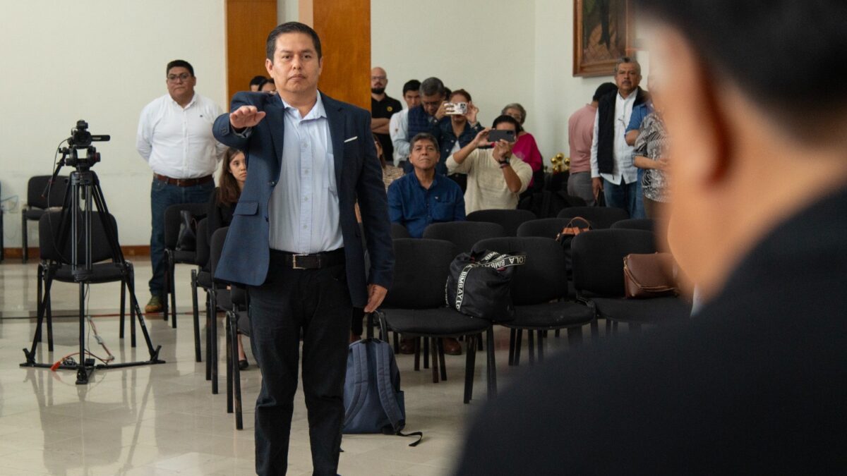 Toma presidente Juan Martínez protesta a Rodrigo Flores Morales como regidor noveno