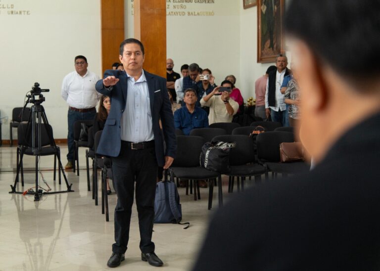 Toma presidente Juan Martínez protesta a Rodrigo Flores Morales como regidor noveno