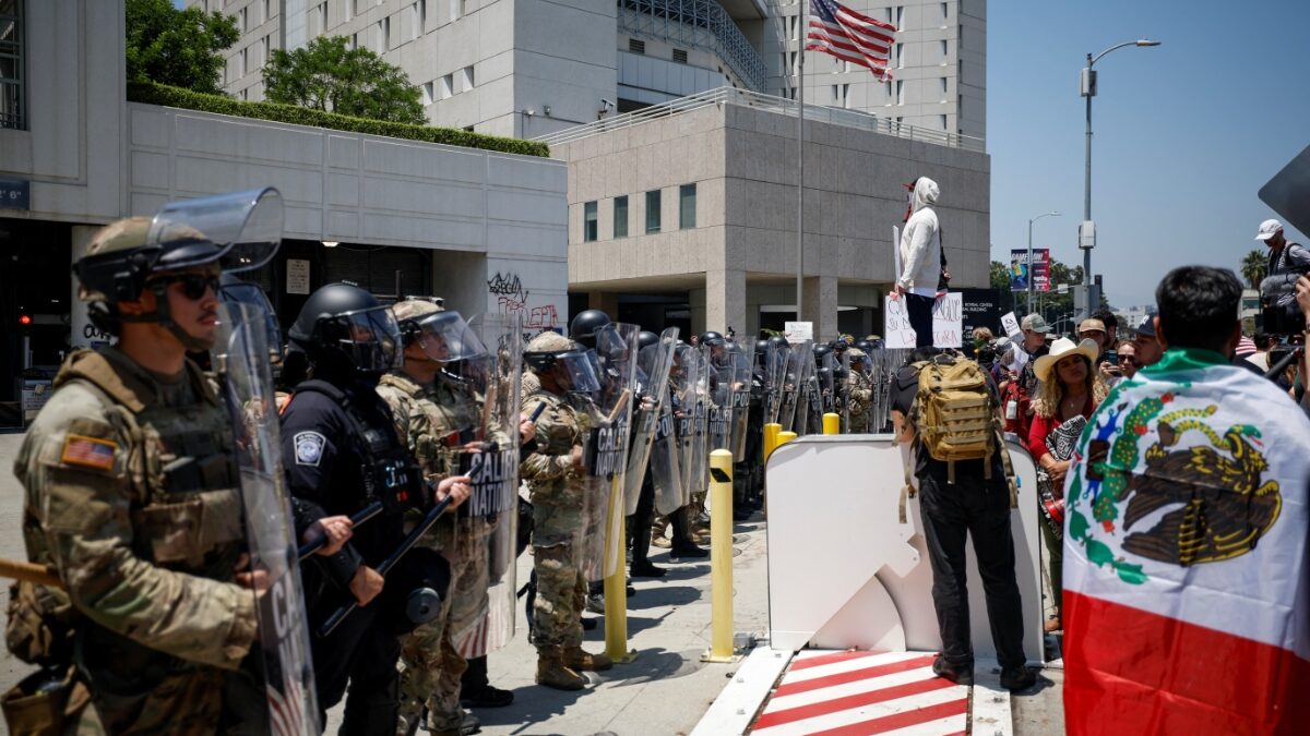 Gobernador de California pide a tribunal bloquear uso de tropas en redadas contra migrantes