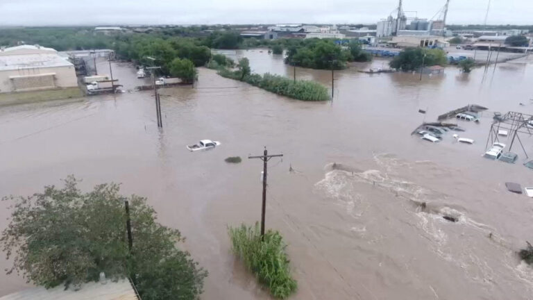 Ascienden a más de 90 los muertos por inundaciones en Texas: Casa Blanca 