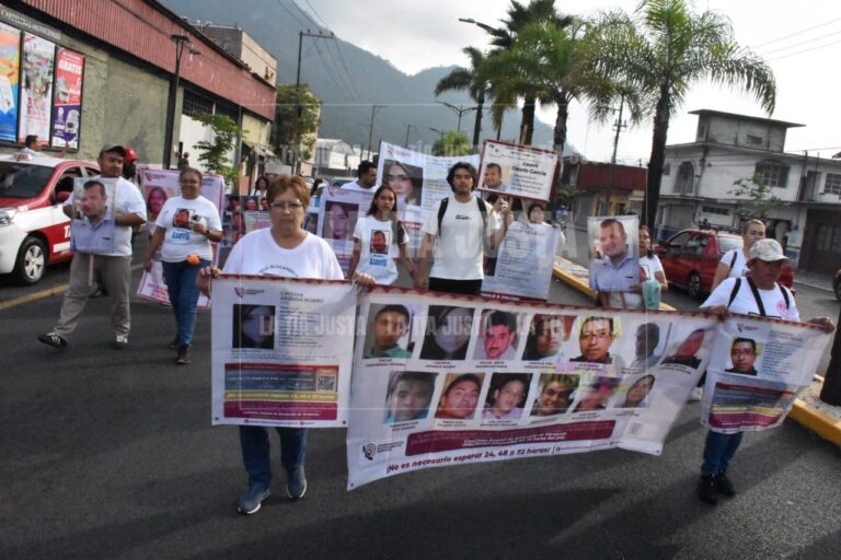 Familias marchan por sus desaparecidos en Orizaba