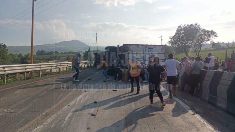 Vuelca tráiler con abarrotes en la Autopista Orizaba- Puebla