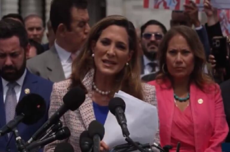 María Elvira Salazar presente la ley dignidad para migrantes #Entérate