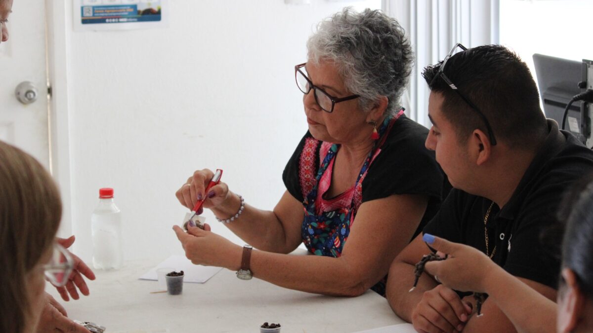 Reconocen valor artesanal a través del taller de elaboración de aretes con resina y café