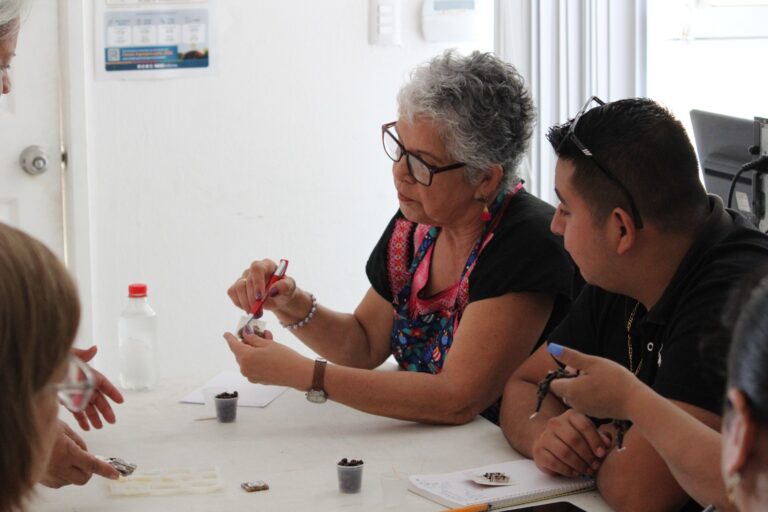 Reconocen valor artesanal a través del taller de elaboración de aretes con resina y café