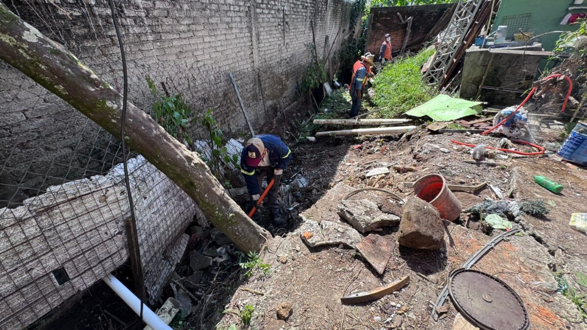 Apoya Protección Civil en retiro de escombro de barda colapsada