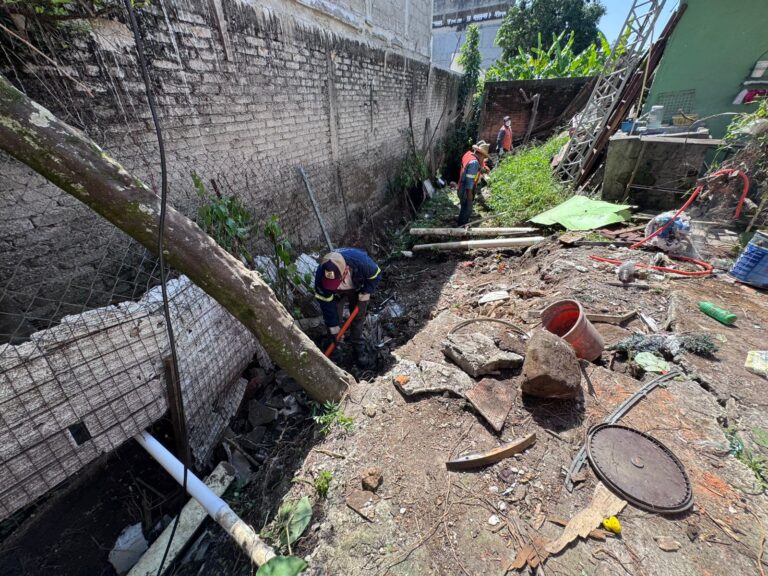 Apoya Protección Civil en retiro de escombro de barda colapsada