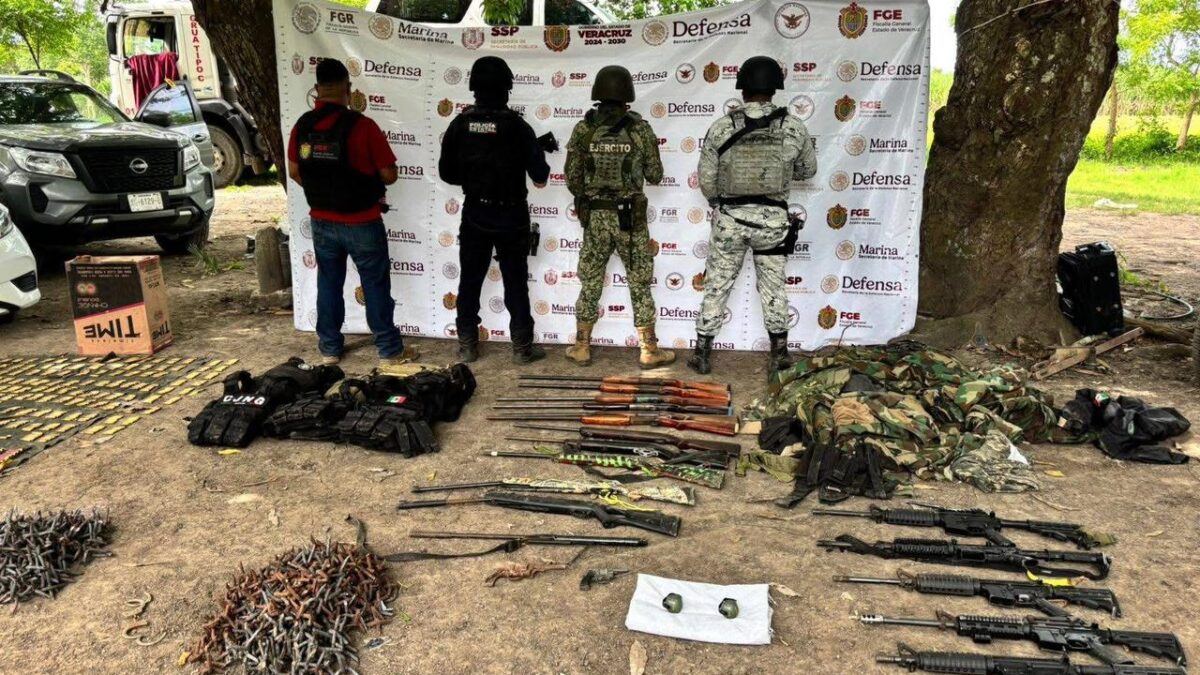 Personal del Ejército Mexicano, Guardia Nacional, SEMAR, FGR, FGE y SSP del Estado de Veracruz, aseguran armamento, granadas y vehículos en el Municipio de Ignacio de la Llave, Ver.