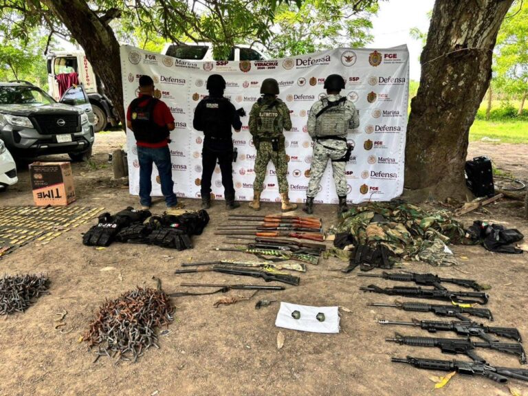 Personal del Ejército Mexicano, Guardia Nacional, SEMAR, FGR, FGE y SSP del Estado de Veracruz, aseguran armamento, granadas y vehículos en el Municipio de Ignacio de la Llave, Ver.