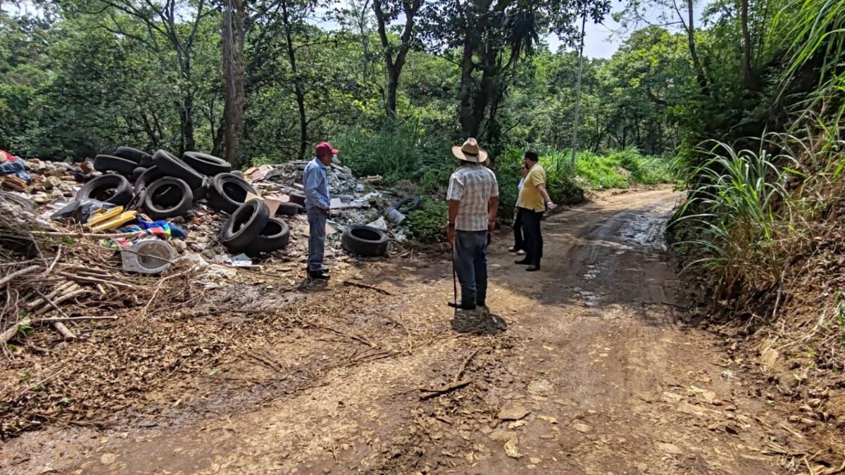 Realiza Ayuntamiento y habitantes limpieza en el camino al Garbanzal