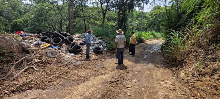 Realiza Ayuntamiento y habitantes limpieza en el camino al Garbanzal
