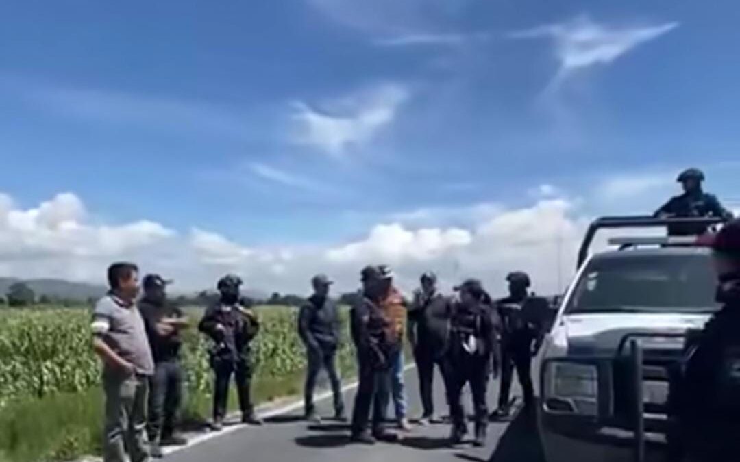 Detención de funcionaria en Acultzingo desata tensión y movilización de supuesto autodefensas