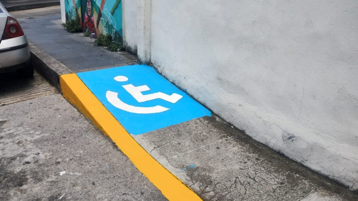 Señaliza Tránsito Municipal rampa especial para personas con discapacidad
