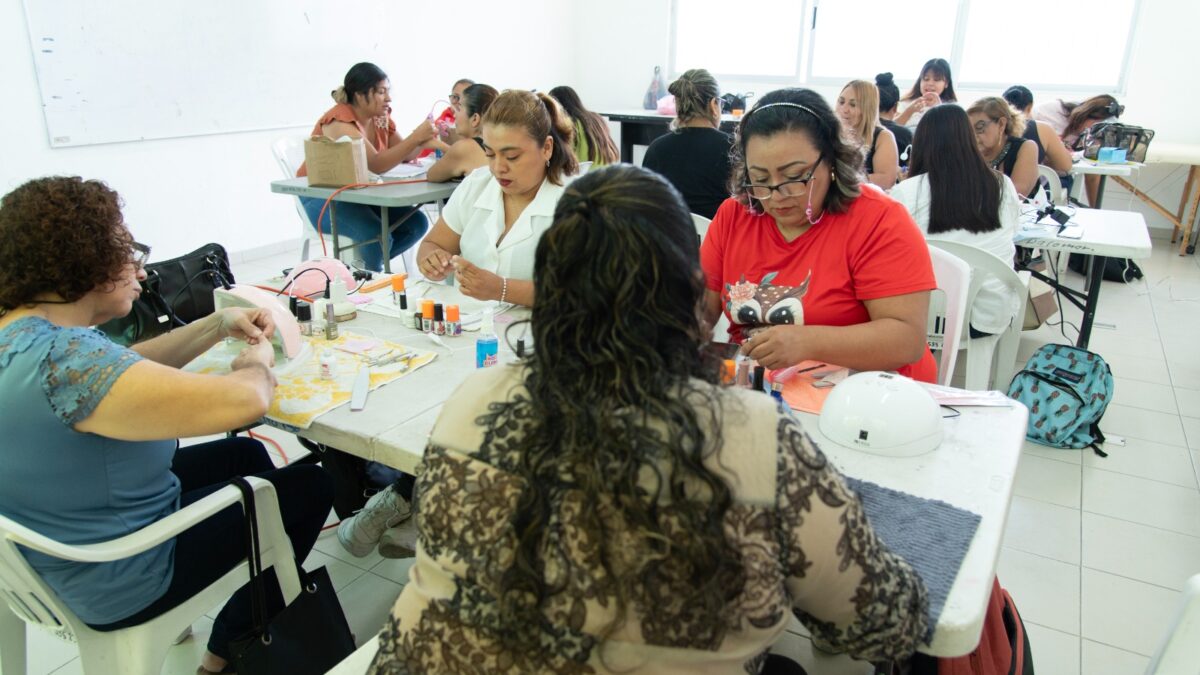 Cursan mujeres taller de aplicación de uñas softgel
