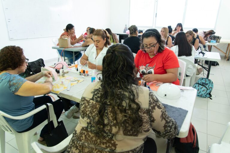 Cursan mujeres taller de aplicación de uñas softgel