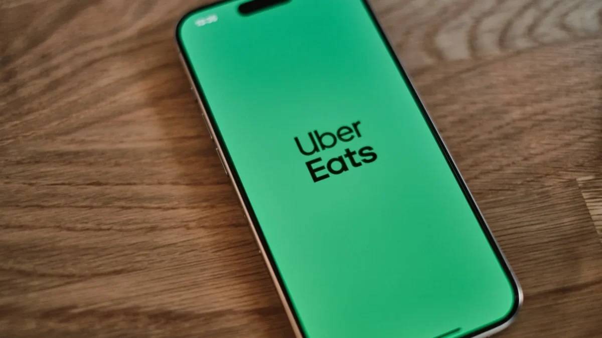 Sheinbaum rechaza aumento de tarifas en Uber tras reforma a favor de repartidores