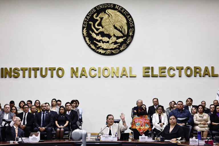 INE aprueba presupuesto de partidos para 2026