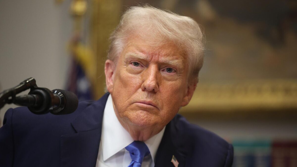 Fabricante de Tylenol rechaza afirmaciones de Trump sobre limitar su uso en embarazo
