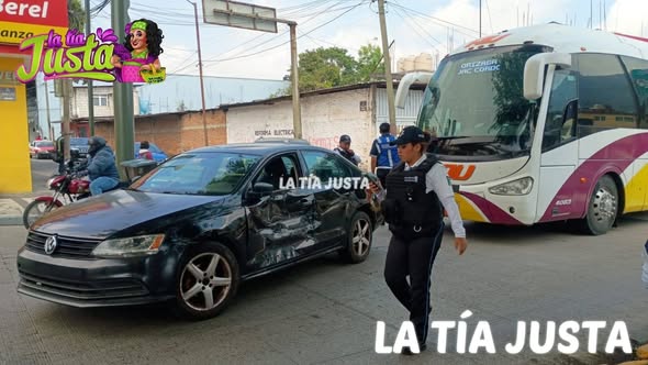 SE PASA EL ROJO Y LO EMBISTE AUTOBÚS
