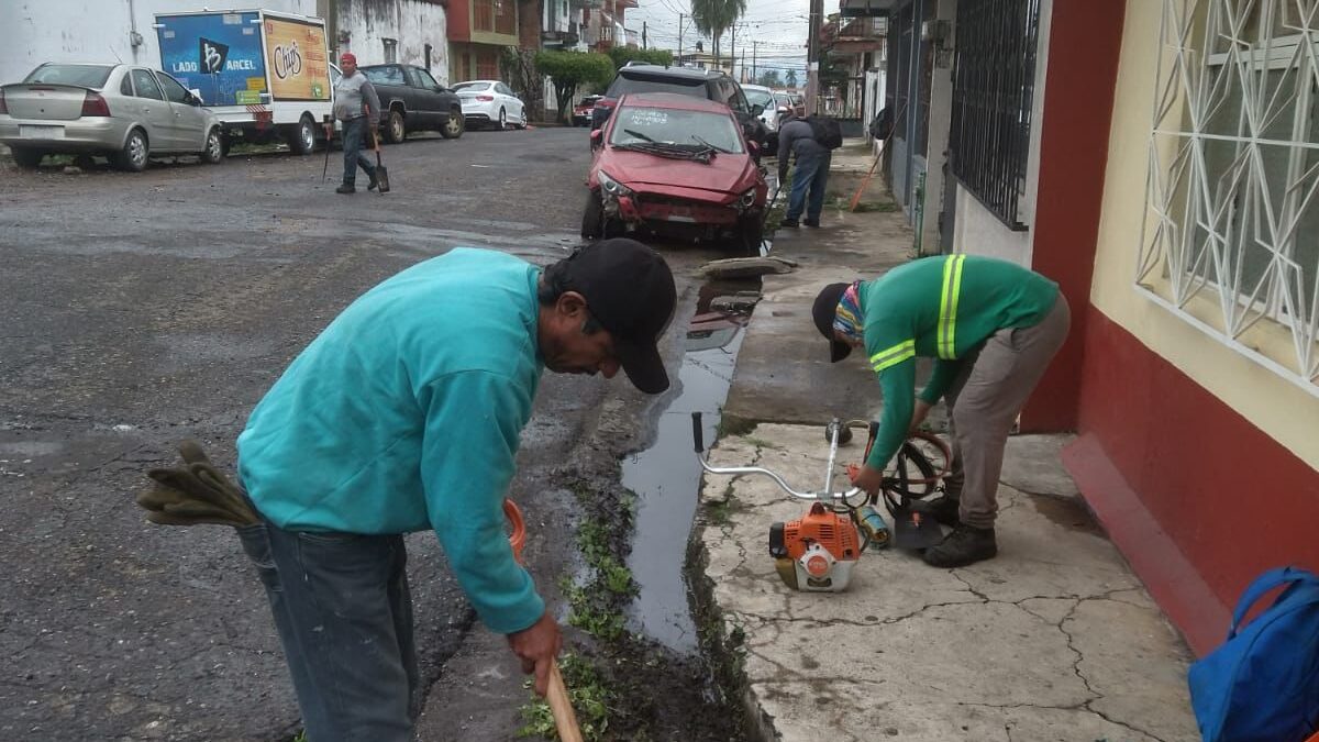 Limpian calles y alcantarillas, tras la tormenta