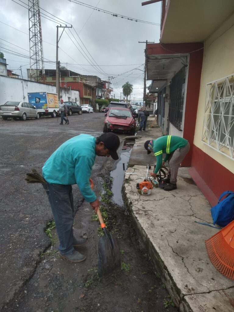 Limpian calles y alcantarillas, tras la tormenta