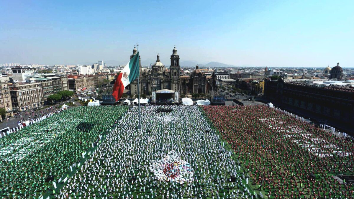 Más de 9 mil 500 personas hicieron posible un nuevo Récord Guinness con la clase de futbol más grande del mundo.