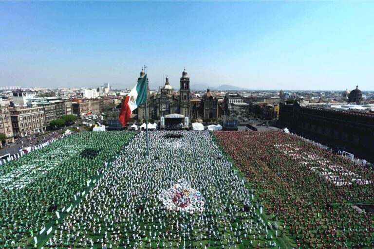 Más de 9 mil 500 personas hicieron posible un nuevo Récord Guinness con la clase de futbol más grande del mundo.