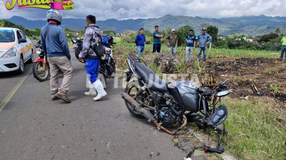 JÓVENES ESTUDIANTES EN UNA MOTOCICLETA CHOCAN CONTRA UNA ROCA ENORME Y SE ENCUENTRAN GRAVES