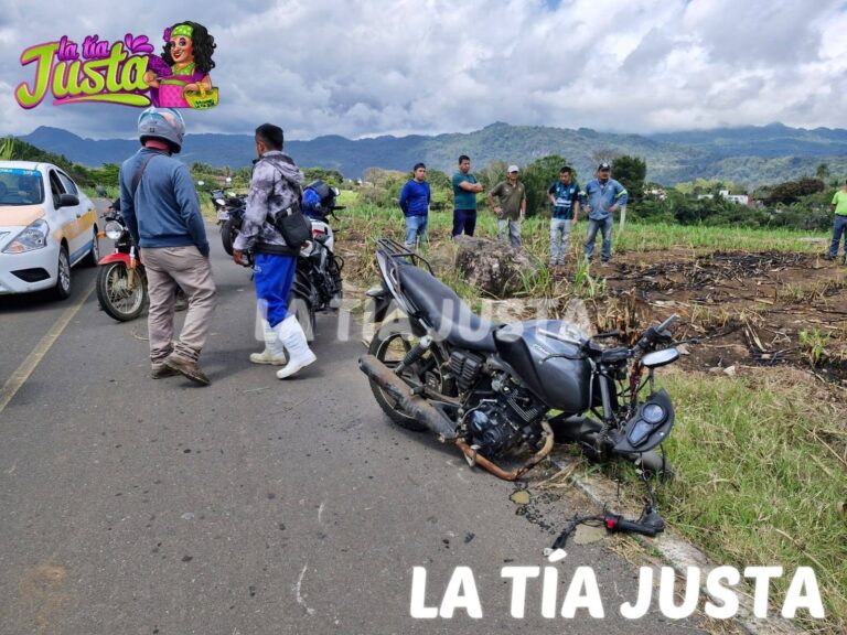 JÓVENES ESTUDIANTES EN UNA MOTOCICLETA CHOCAN CONTRA UNA ROCA ENORME Y SE ENCUENTRAN GRAVES