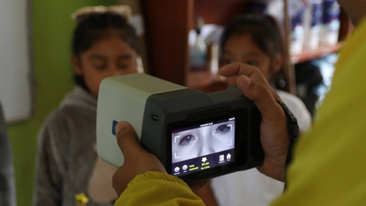 VISTA CLARA PARA EL FUTURO; DIF ZONGOLICA LLEVA CHEQUEOS VISUALES A NIÑOS DE COMALAPA