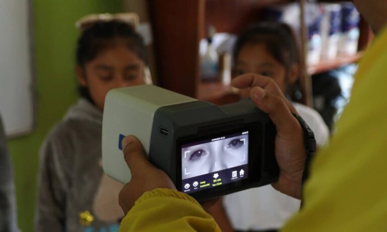 VISTA CLARA PARA EL FUTURO; DIF ZONGOLICA LLEVA CHEQUEOS VISUALES A NIÑOS DE COMALAPA