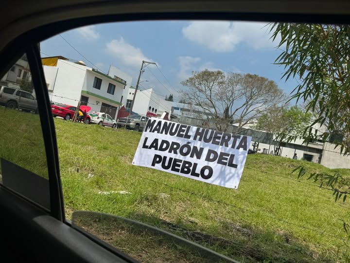 APARECEN LONAS EN CONTRA DEL SENADOR MANUEL HERTA EN LA CAPITAL DEL ESTADO