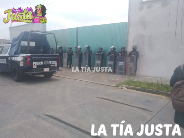 RESCATAN A 250 MIGRANTES AL INTERIOR DE UN TRÁILER QUE SE ENCOTRABA EN UN CORRALÓN EN XALAPA